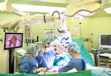 차한규 교수가 상지 림프부종 환자의 ‘림프절이식술 및 림프관-정맥 문합술’을 동시에 시행하고 있다./제공=순천향대 부천병원