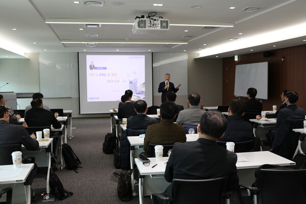 한국남동발전 김회천 사장이  안전경영 리더십 교육에서 경영진들에게 강의를 하고 있다. / 남동발전 제공 