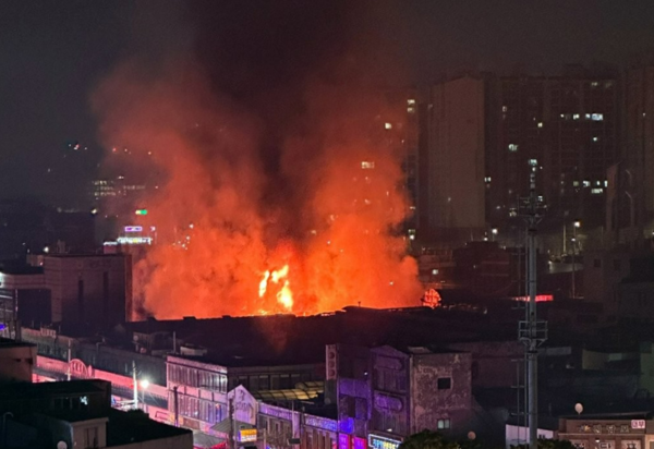 4일 오후 11시 38분께 인천시 동구 송림동 현대시장에서 화재가 발생해 점포 205곳 가운데 55곳이 불탔다. / 연합뉴스