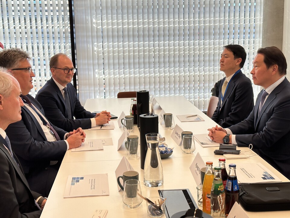 최태원 SK그룹 회장(오른쪽)이 2일(현지시간) 덴마크 투자운용사 CIP의 야콥 폴슨 CEO(왼쪽 가운데)를 만나고 있다. /사진=SK