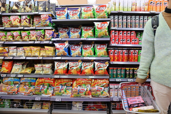 2월 물가 상승률이 10개월 만에 4%대로 둔화했다. /연합뉴스.