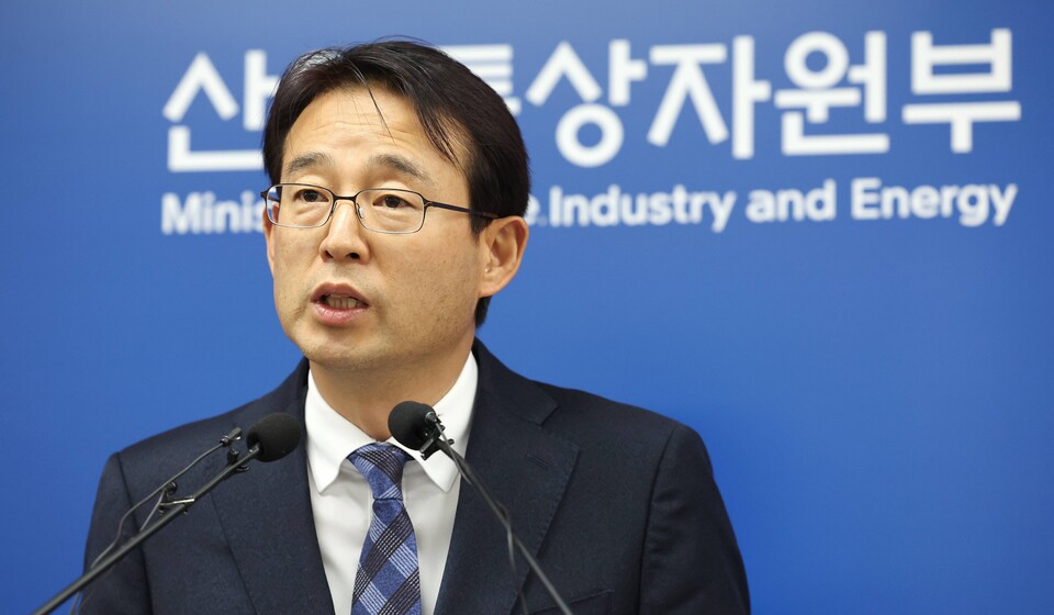 강감찬 산업통상자원부 무역안보정책관이 6일 오후 세종시 정부세종청사에서 한-일 수출규제 현안과 관련해 브리핑하고 있다. / 연합뉴스