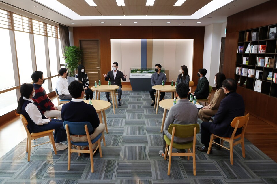 이재용 삼성전자 회장이 삼성디스플레이 아산캠퍼스에서 직원들과 만나 대화를 나누고 있다. /사진=삼성전자
