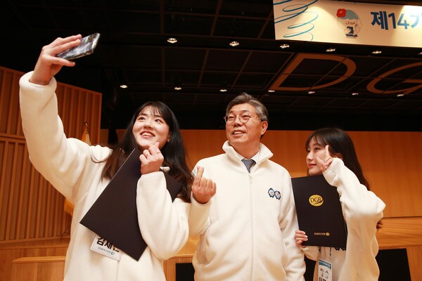 황병우 DGB대구은행장(중앙)이 제14기 DGB대구은행 대학생 홍보대사들과 사진을 찍고 있다. /DGB대구은행 제공