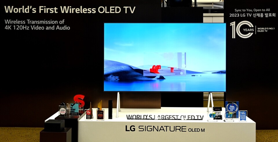 LG전자가 8일 서초 R&D캠퍼스에서 열린 2023년 TV 신제품 발표회에서 10년 혁신 기반으로 전원을 제외한 모든 선을 없앤 LG 시그니처 올레드 M을 선보였다. /사진=LG전자