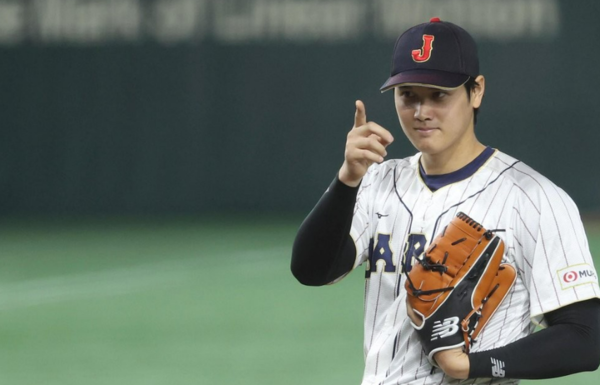 일본대표팀의 선발투수 오타니 쇼헤이가 마운드에 올라 손짓을 하고 있다. / 연합뉴스
