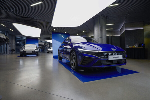 '더 뉴 아반떼' 실차 전시장./ 현대자동차 제공