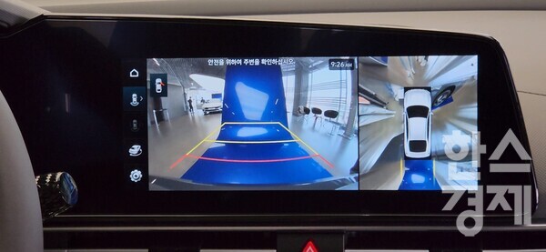 '더 뉴 아반떼' 서라운드뷰 모니터./성은숙 기자