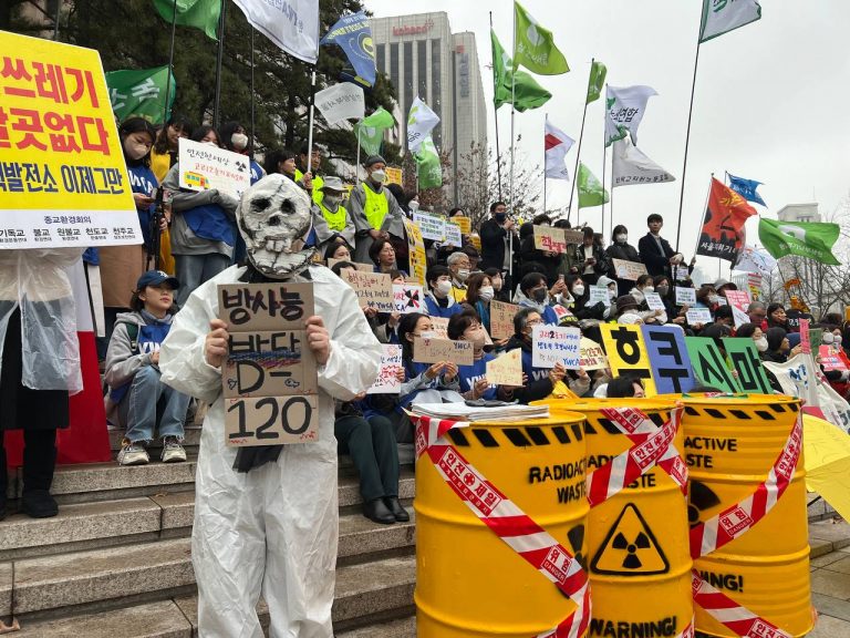 11일 세종대로 파이낸스 빌딩 앞에서 '가자! 핵 없는 세상으로!'를 슬로건으로 집회와 탈핵행진이 진행됐다. 후쿠시마 전국 행동 퍼포먼스에 참여하고 있는 활동가들의 모습. / 환경운동연합 제공 