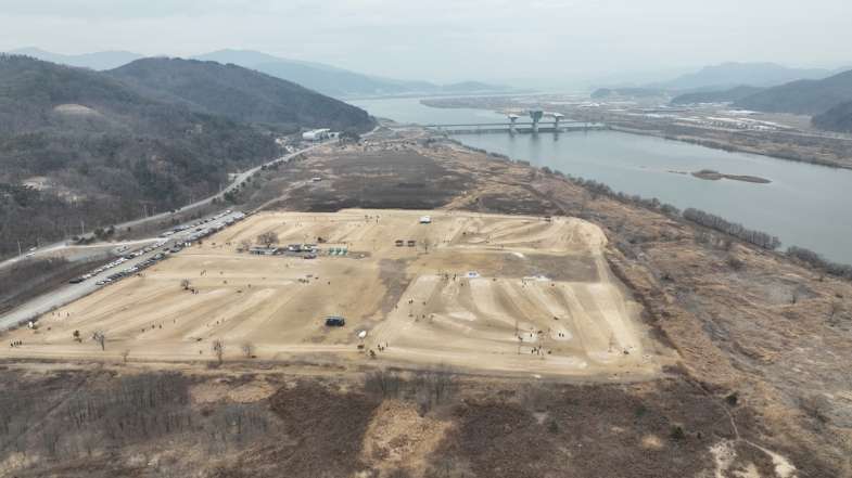 구미보 바로 아래에 건설한 파크골프장. 이 일대는 멸종위기종 흑두루미와 재두루미가 도래하는 생태적으로 아주 민감한 지역임에도 하천점용허가가 나서 파크골프장이 건설됐다. / 대구환경운동연합 제공 