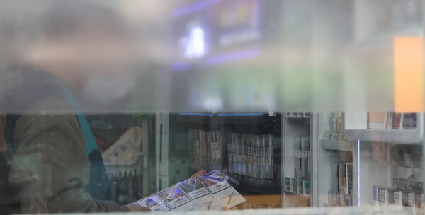 서울의 한 편의점에 편의점 내부의 담배 광고가 외부로 보이지 않도록 부착한 시트지. /연합뉴스