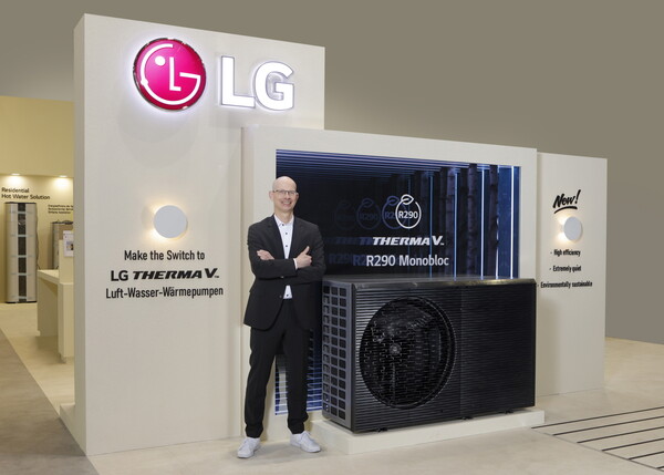  LG전자 직원이 차세대 친환경 냉매 R290을 적용한 실내외기 일체형 히트펌프 신제품'써마브이 R290 모노블럭'을 소개하고 있다. / LG전자