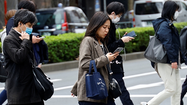 마스크를 벗고 출근하는 시민 / 연합뉴스