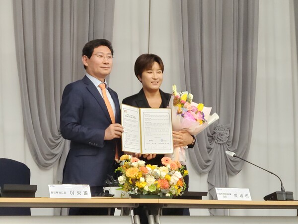 이상일 용인특례시장과 박세리 ㈜바즈인터내셔널 대표가 협약식에 이어 기념촬영에 임하고 있다./ 김두일 기자