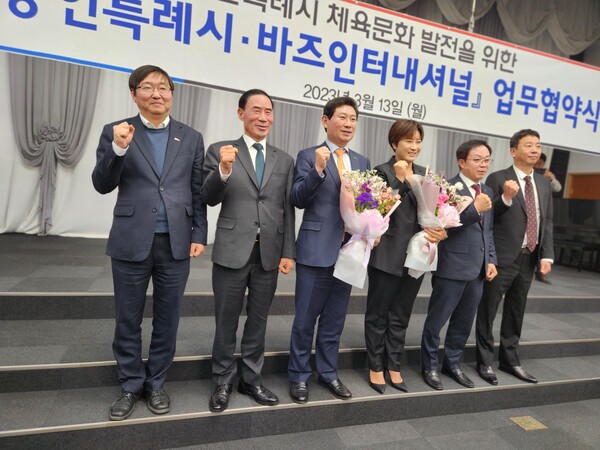 좌로부터 류광열 제1부시장, 이원성 경기도체육회장, 이상일 용인특례시장, 박세리 ㈜바즈인터내셔널 대표, 오광한 용인시체육회장, 이치훈 ㈜바즈인터내셔널 대표. 이날 업무협약식에는 이상일 시장과 박세리 감독을 비롯해 ㈜바즈인터내셔널 이치훈 대표, 이원성 경기도체육회장, 오광한 용인시체육회장, 류광열 용인시 제1부시장이 참석했다./ 김두일 기자