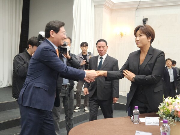 이상일 시장은 지난해 9월 열린 ‘LG전자 박세리 월드매치’ 골프 대회 갈라디너에 전국 자치단체장으로는 유일하게 초대됐다./ 김두일 기자