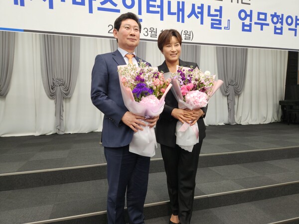 이상일 시장은 “박세리 감독이 구상한 부분을 적극적으로 지원해서 골프인재들이 꿈을 키우고 실력, 기량을 연마하고, 또 우리 시민들께서 골프와 기타 스포츠, 문화, 예술을 통해서 좀 더 삶의 질을 높이길 희망한다”고 협약식을 축하했다./ 김두일 기자