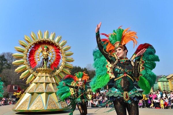 브라질 리우, 이탈리아 베니스, 카리브 연안 등 세계적인 카니발 축제의 열정을 담은 '카니발 판타지 퍼레이드'와 100만개 LED 전구가 환하게 빛나는 '문라이트 퍼레이도'도 매일 1회씩 펼쳐진다./ 에버랜드 제공