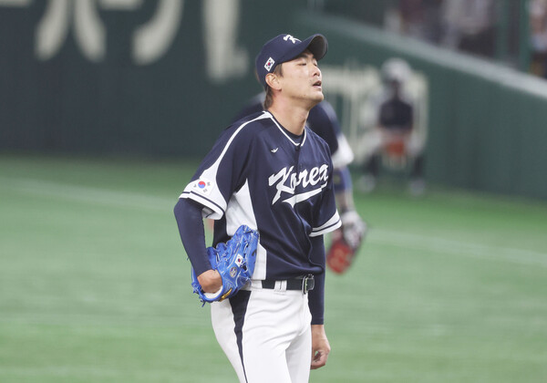 10일 일본 도쿄돔에서 열린 2023 월드베이스볼클래식(WBC) B조 본선 1라운드 한국과 일본의 경기. 한국 대표팀의 투수 김광현이 아쉬운듯한 표정을 짓고 있다. /연합뉴스