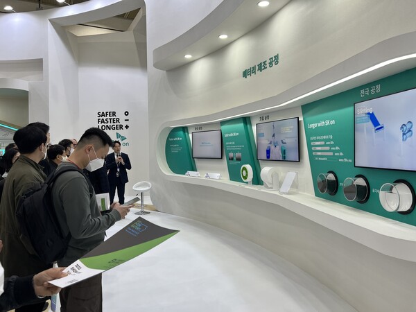 SK온 '현재' 구역에서 도슨트를 듣고있는 모습 / 김윤하 기자