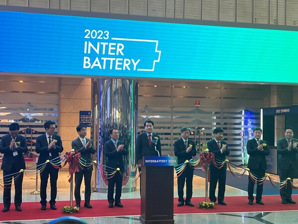장영진 산업통상자원부 차관을 비롯한 내빈들이 15일 오후 서울 코엑스에서 열린 인터배터리 2023 개막식에서 기념촬영을 하고 있다 / 김윤하 기자