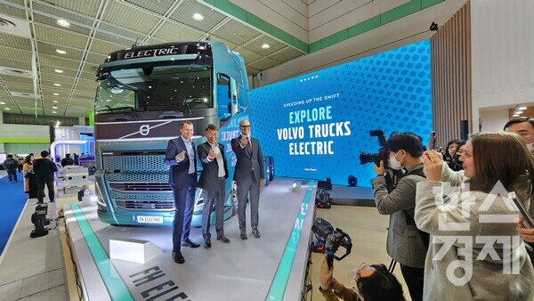 (왼쪽부터)요한 셀벤 (Johan Selvén) 볼보트럭 인터내셔널 영업 총괄 부사장, 박강석 볼보트럭코리아 사장, 다니엘 볼벤(Daniel Wolven) 주한 스웨덴 대사가 전기트럭 앞에서 기념사진을 촬영하고 있다./성은숙 기자