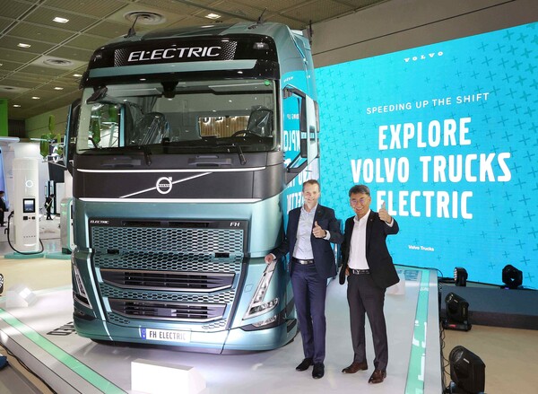 박강석 볼보트럭코리아 사장과 요한 셀벤 (Johan Selvén) 볼보트럭 인터내셔널 영업 총괄 부사장이 전기트럭 앞에서 기념사진을 촬영하고 있다./볼보트럭코리아