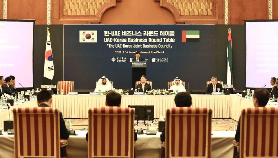 한국무역협회가 16일 UAE 아부다비에서 개최한 '한-UAE 비즈니스 라운드 테이블'에서 김고현 한국무역협회 전무가 인사말을 하고 있다. /사진=무협