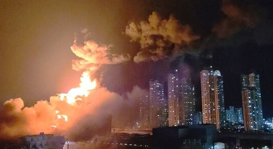 지난 12일 오후 대전 대덕구 한국타이어 공장 화재로 연기와 화염이 하늘로 치솟고 있다. /연합뉴스