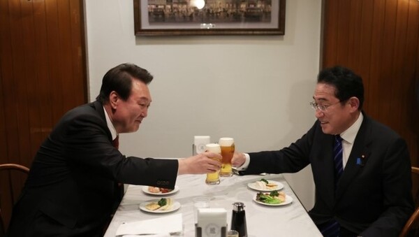 윤석열(왼쪽) 대통령과 기시다 후미오 일본 총리가 16일 오후 일본 도쿄 긴자의 오므라이스 노포에서 친교의 시간을 보내고 있다. /연합뉴스