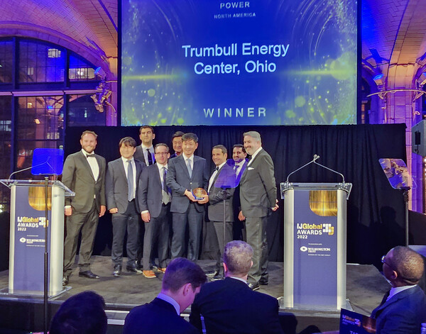 남부발전이 미국 뉴욕에서 열린 IJ Global Awards 2022에서 ‘Power Deal of the Year’를 수상하고 기념촬영을 하고 있다. / 남부발전 제공 