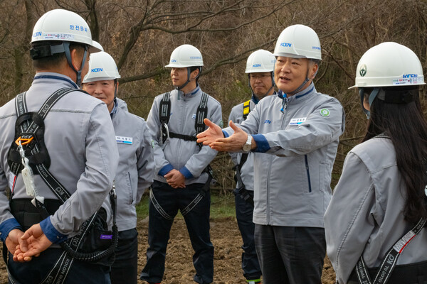 17일 제주 어음풍력 건설현장에서 김회천 사장(사진 가운데)이 현장안전 경영활동을 펼쳤다. / 남동발전 제공 