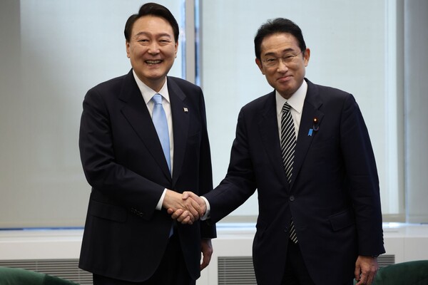 윤석열(왼쪽) 대통령과 기시다 후미오 일본 총리가 지난 16일 일본 도쿄에서 만나 양국의 국익에 대해 논의했다. /연합뉴스