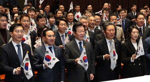 이재명 더불어민주당 대표와 의원들이 18일 서울 시청광장에서 대일 굴욕외교 규탄 범국민대회를 연다. /연합뉴스