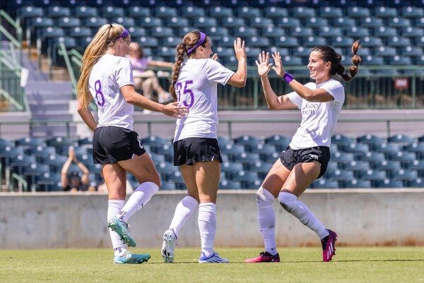 NWSL의 올랜도 프라이드는 선수들의 요청에 따라 시즌 개막을 코앞에 두고 유니폼 하의 색깔을 흰색에서 검은색으로 변경했다. /올랜도 프라이드 트위터
