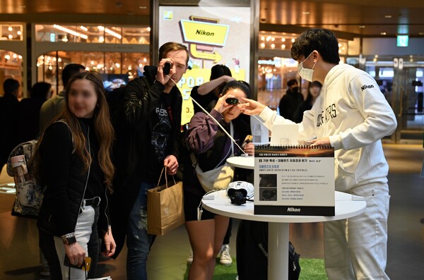 골프 거리측정기를 체험하고 있는 고객들의 모습. /니콘이미징코리아 제공