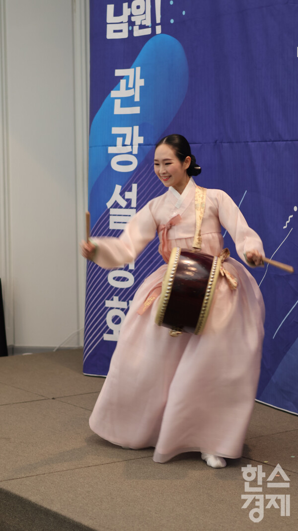 식전 행사로 진행된 진도북춤 공연 / 이수현 기자