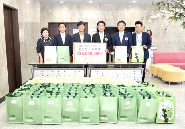 23일 대한적십자사 울산지사 맛나눔터에서 열린 '2023년 엄마손 밑반찬 나눔사업 발대식'에서 (왼쪽 두번째부터) 박민호 울산중구자원봉사센터 이사장, 김영문 동서발전 사장, 김철 대한적십자사 울산지사 회장 등 주요관계자가 기념사진을 촬영하는 모습. / 동서발전 제공 