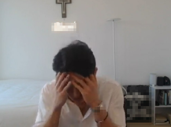 전우원 씨가 고개를 숙이고 있다. / 전우원 씨 유튜브 영상 캡처