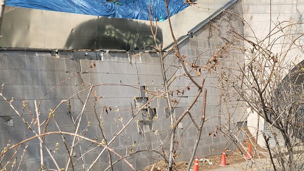 터널 진입로 부근의 사면 붕괴시 자칫 대형 인명사고를 유발할 수 있다는 지적이 제기되고 있다./ 김두일 기자