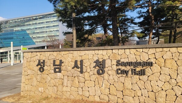 성남시 녹지과 담당자는 해빙기로 인해 붕괴가 진행되고 있는 중임에도 정확한 복구시기와 관련해 “장마철 우기 전에 완료하겠다”고 밝혀 안전사고 발생에 대한 시민들의 우려가 높아지고 있다./ 김두일 기자