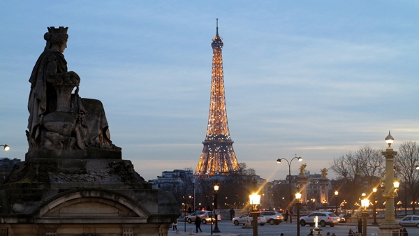 조명이 켜진 파리 에펠탑 / 하나투어