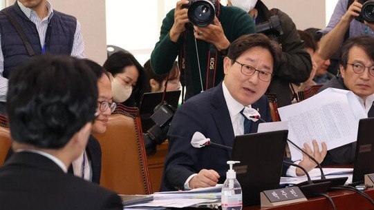 박범계 더불어민주당 의원이 27일 국회에서 열린 법제사법위원회 전체회의에서 한동훈 법무부 장관에게 질문하고 있다. /연합뉴스