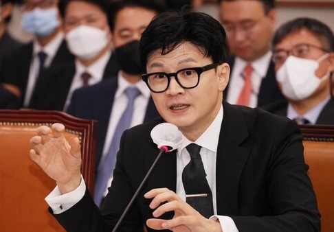 한동훈 법무부 장관이 27일 국회에서 열린 법사위 전체회의에서 답변하고 있다. /연합뉴스