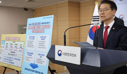 이정식 고용노동부 장관이 6일 정부서울청사 브리핑실에서 근로시간 제도 개편방안을 발표하고 있다. / 연합뉴스 