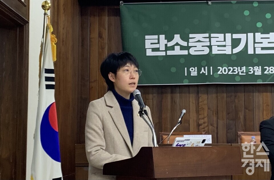 28일 오전 서울 여의도 국회 도서관 소회의실에서 열린 탄소중립기본계획, 우리의 미래를 맡길 수 있나 긴급토론회에서 인사말을 하고 있는 장혜영 정의당 의원./ 박수연 기자