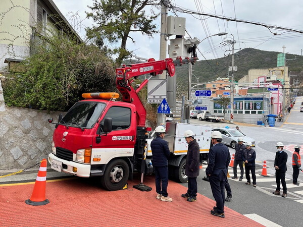 ‘2023년 해빙기 재해 및 사고예방 안전점검’ 행사에서 경사로 작업환경에 대해 안전을 당부하는 김장현 한전KDN 사장. / 한전KDN 제공 