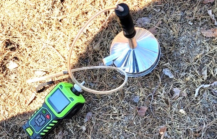 토양에 약 1m의 측정공을 굴착 후 수소 검지기를 활용해 지표조사를 하고 있는 모습. / 한국석유공사 제공 