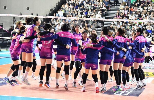 흥국생명 선수들이 기뻐하고 있다. /KOVO 제공