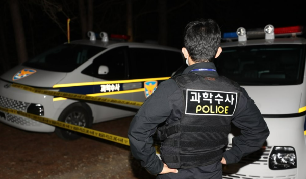 서울 강남의 한 주택가 40대 여성을 납치 후 살해해 유기한 혐의를 받는 30대 남성이 긴급 체포된 가운데, 31일 오후 유기한 시신이 발견된 대전 대덕구 대청호 인근에서 경찰 수사관들이 짐을 싣고 있다. / 연합뉴스